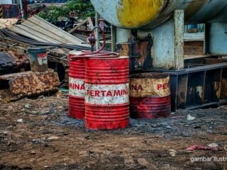 Bohongi Kepala Desa, Oknum Sekdes Diduga Kerja Solar Ilegal, Kirim Ke Sulawesi Tenggara Melalui Laut