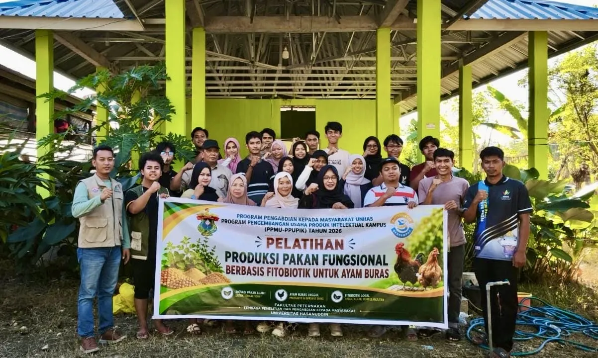 Tim Mannennungeng Bersama Tim PPMU-PPUPIK Unhas Perkuat Kapasitas Peternak Melalui Pelatihan Produksi Pakan Fungsional Berbasis Fitobiotik di Bone