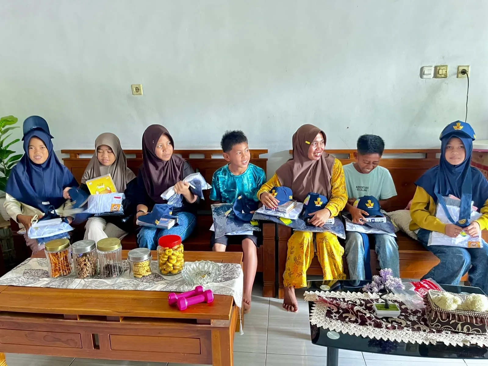 Wujud Kepedulian Pendidikan, Kades Bulu Tanah Berikan Bantuan Perlengkapan Sekolah bagi Lulusan SD 273