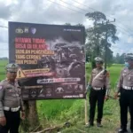 Tekan Angka Kecelakaan, Satlantas Polres Bone Pasang Imbauan di Titik Rawan Jalur Poros Bone–Sinjai
