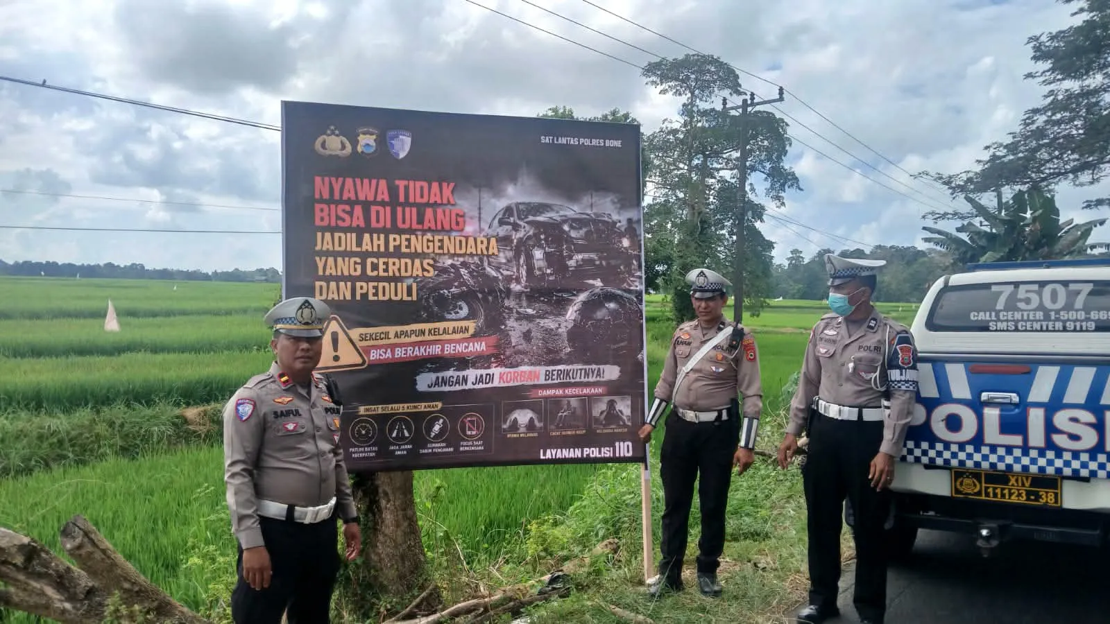 Tekan Angka Kecelakaan, Satlantas Polres Bone Pasang Imbauan di Titik Rawan Jalur Poros Bone–Sinjai