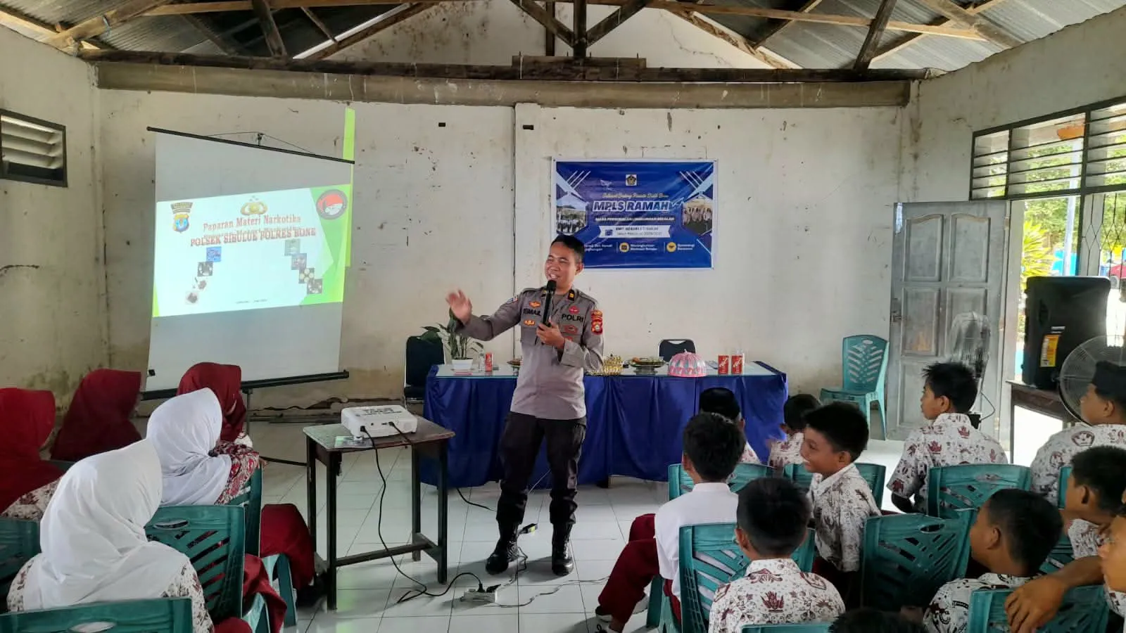 Cegah Dampak Narkoba dan Cyber Bullying, Polsek Sibulue Edukasi Siswa SMPN 1 Sibulue