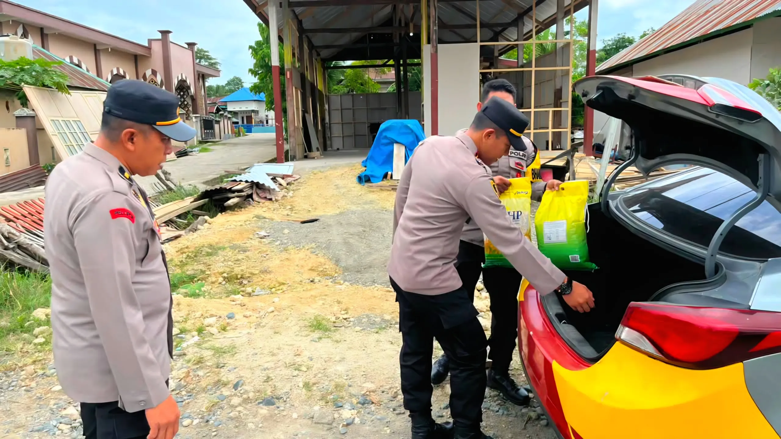 Program Sedekah dan Infaq, Polsek Palakka Salurkan Bantuan Sembako untuk Warga Kurang Mampu