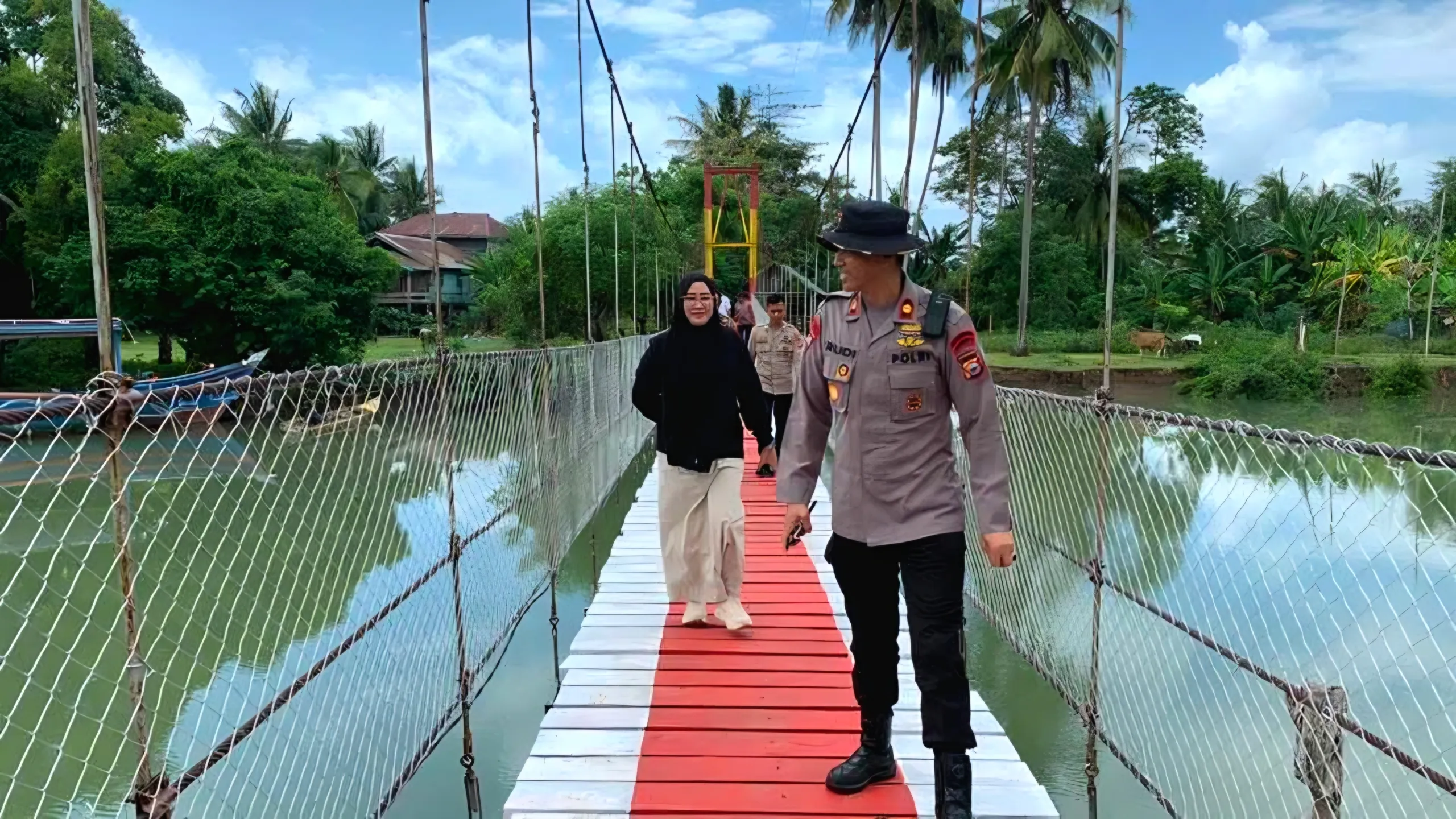 Brimob Bone Rampungkan Rehabilitasi Jembatan Gantung Desa Kading: Akses Warga Kini Kembali Aman