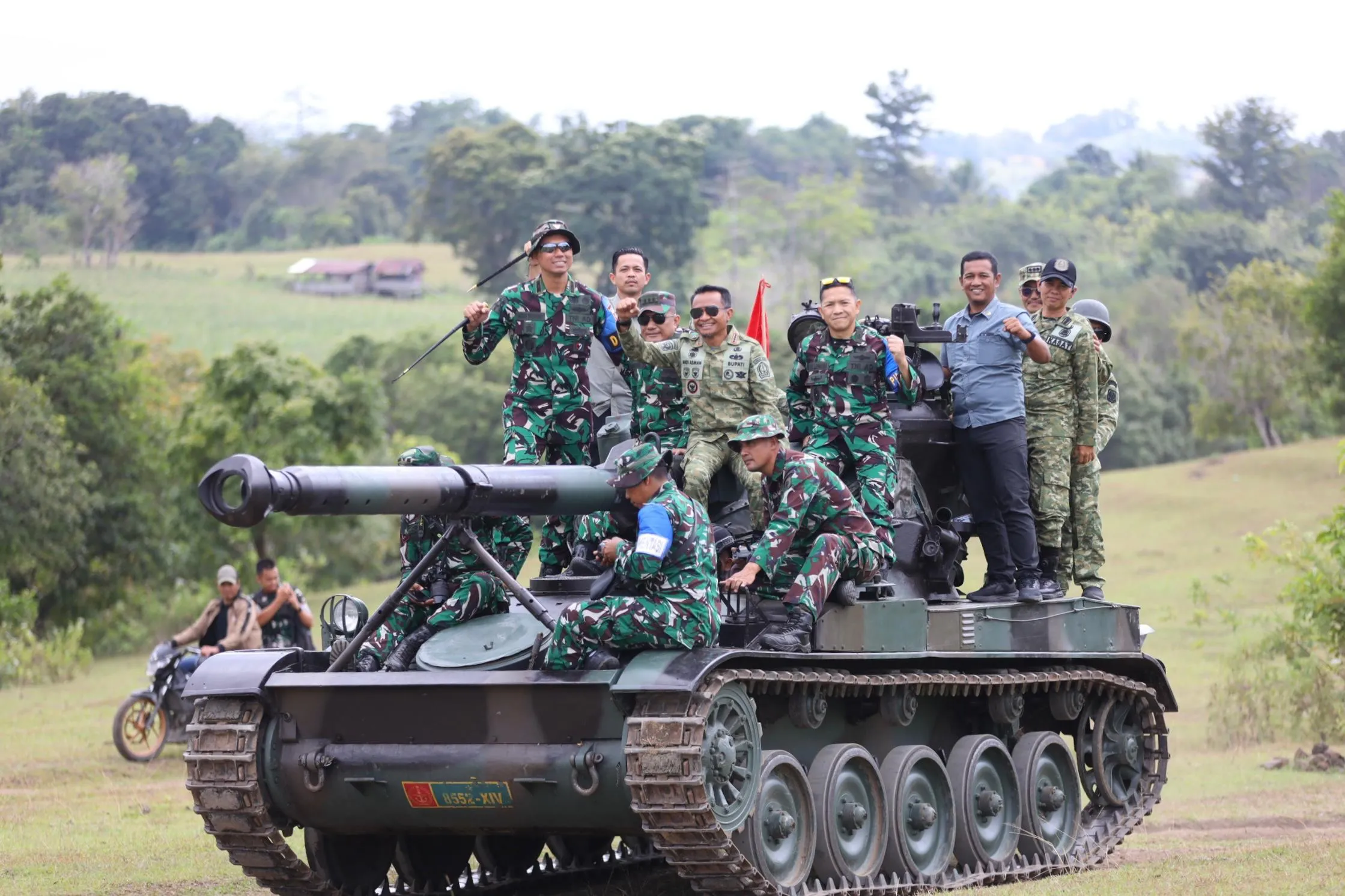 Perkuat Sinergi dan Kemanunggalan dengan Rakyat, Bupati Bone Hadiri Latihan Menembak Ranpur Yonkav 10/Mendagiri