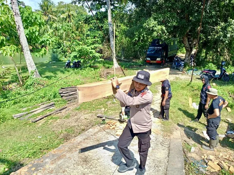 Sinergi Polri dan Warga: Rehabilitasi Jembatan Gantung di Desa Kading Bone Masuki Hari Keenam