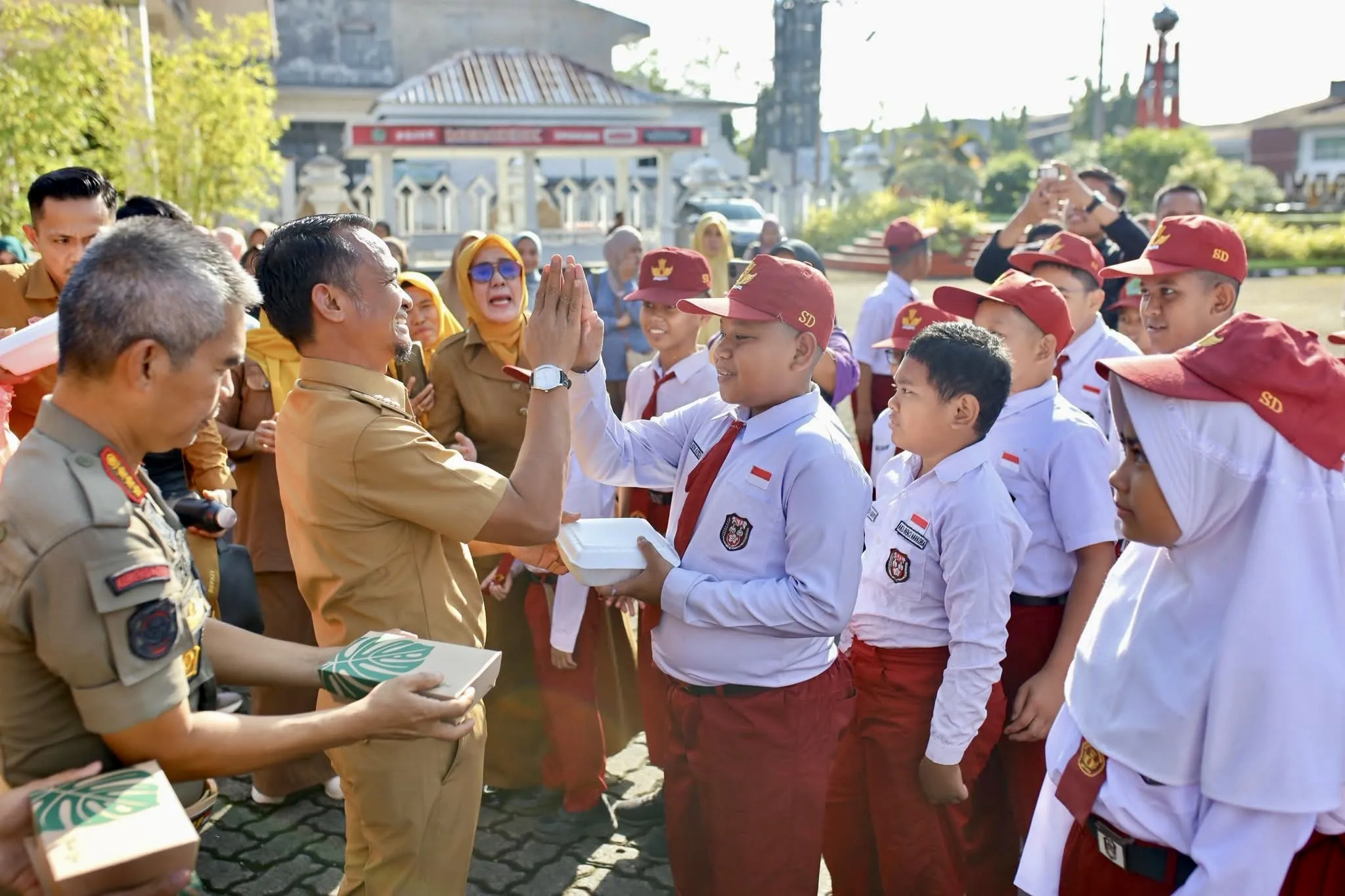 Pemkab Bone Distribusikan 18.462 Seragam Gratis, Bupati Andi Asman Sulaiman Luncurkan Gerakan GAAS BERAMAL