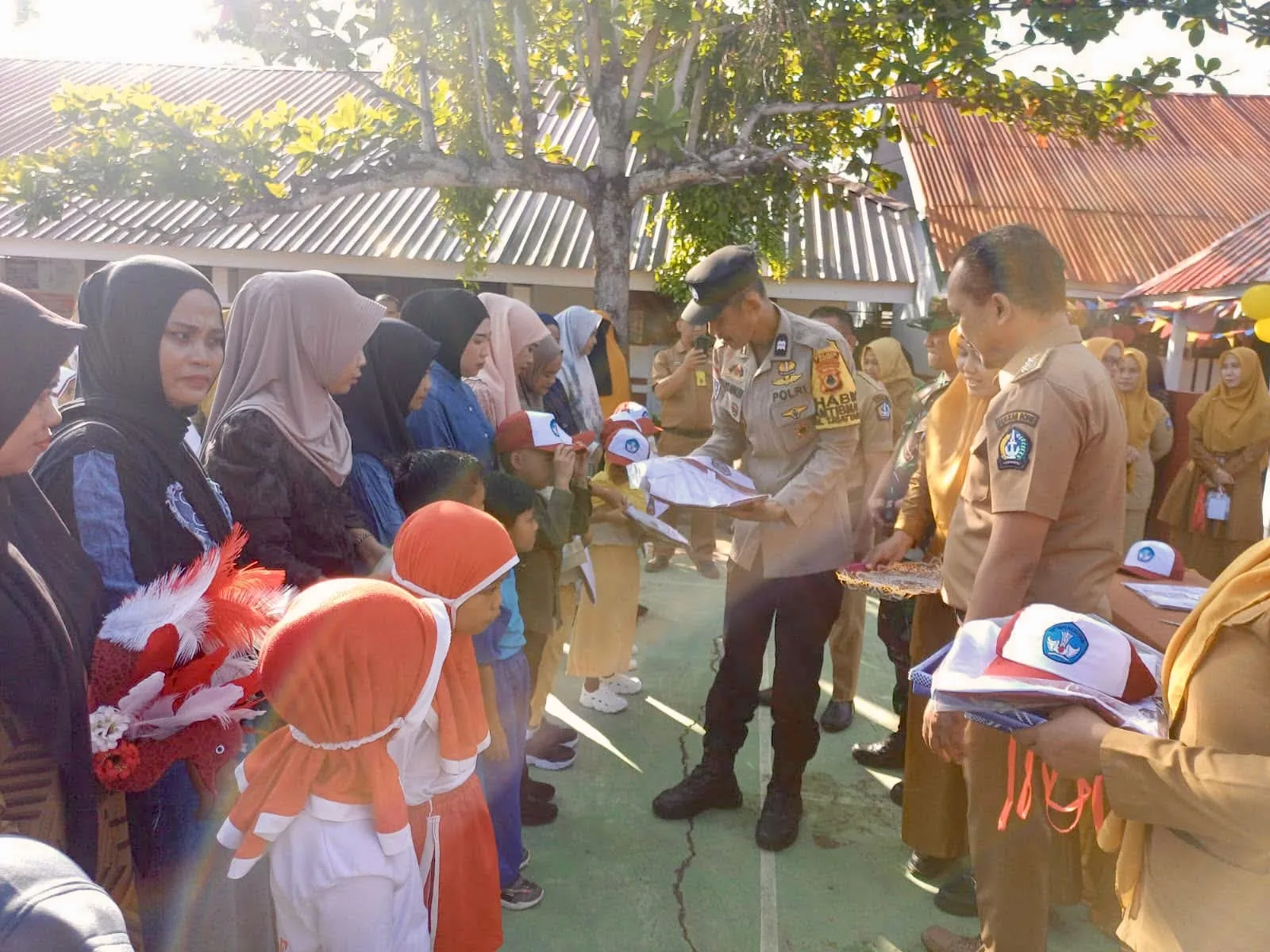 Sinergi Pendidikan di Bone, Bhabinkamtibmas Polsek Tanete Riattang Kawal Penyaluran Seragam Gratis