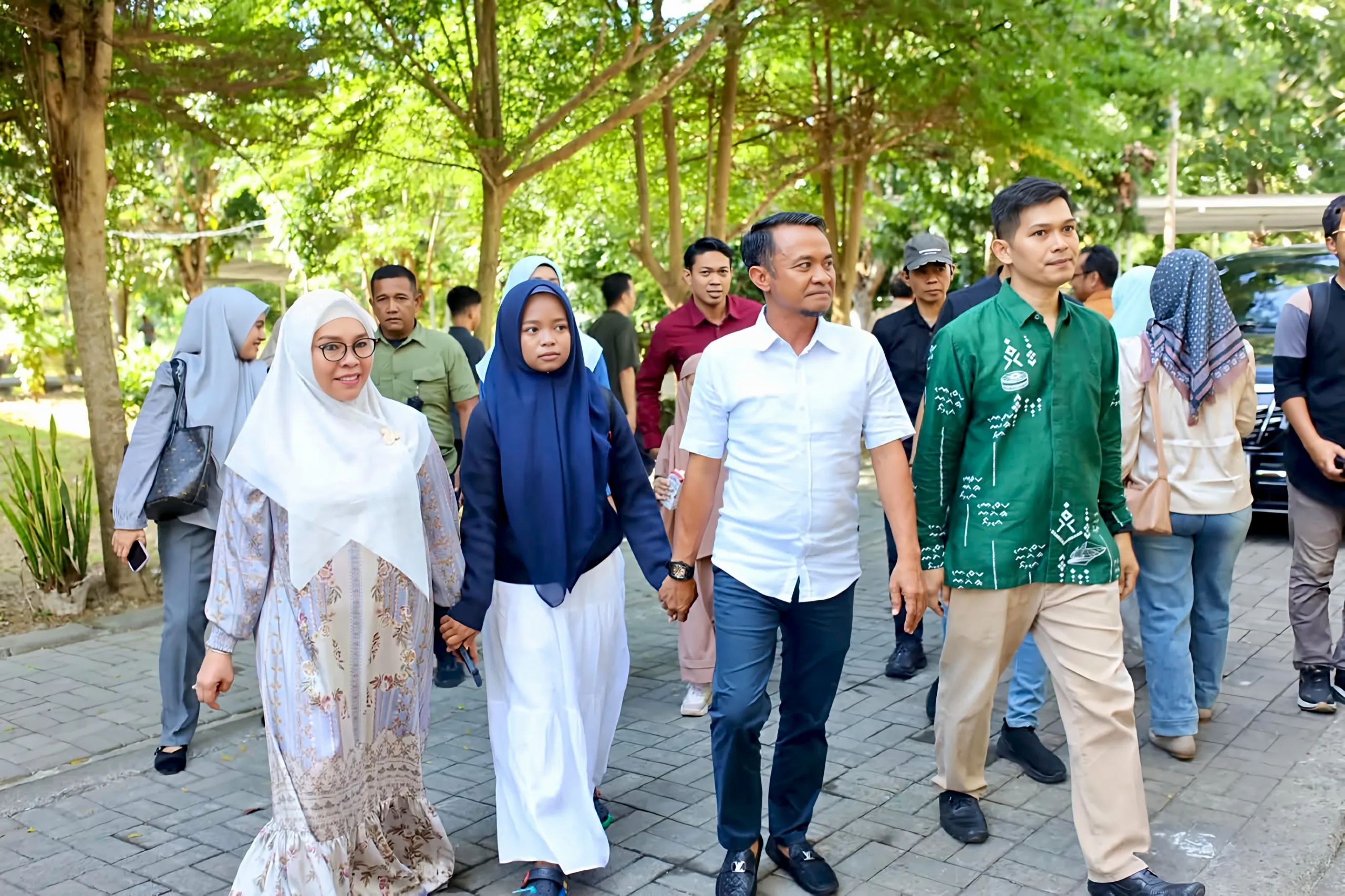 Bupati Bone Antar Putri Tercinta Masuk Asrama Athirah, Potret Hangat Seorang Ayah di Tengah Kesibukan