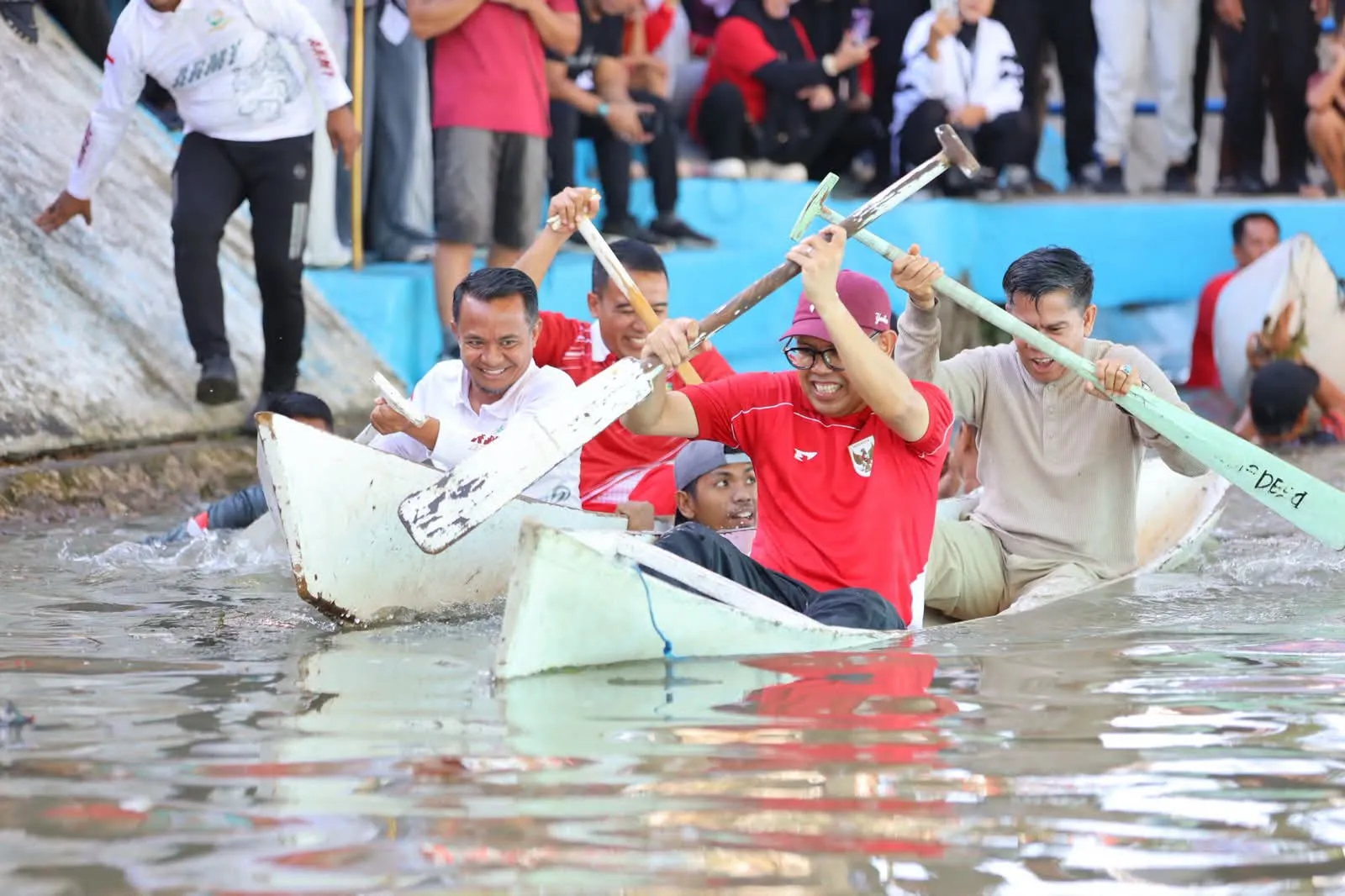 Semarak HUT ke-81 RI di Bone: Bupati dan Wakil Bupati Buka Lomba Dayung Perahu di Sungai Irigasi Jalan Mangga