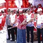 Semarak HUT ke-81 RI, Wabup Bone Bersama Wakil Ketua TP PKK Lepas Karnaval Pesta Rakyat Pesisir Bajoe 2026