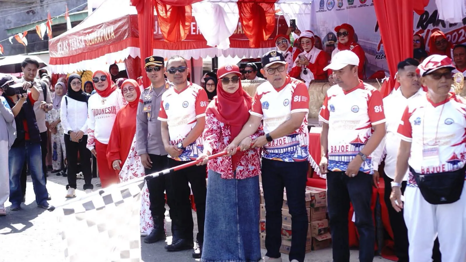 Semarak HUT ke-81 RI, Wabup Bone Bersama Wakil Ketua TP PKK Lepas Karnaval Pesta Rakyat Pesisir Bajoe 2026