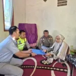 Wujud Komitmen Kemanusiaan, Satlantas Polres Bone Bersama Jasa Raharja Serahkan Santunan Korban Laka Lantas Kurang dari 2×24 Jam