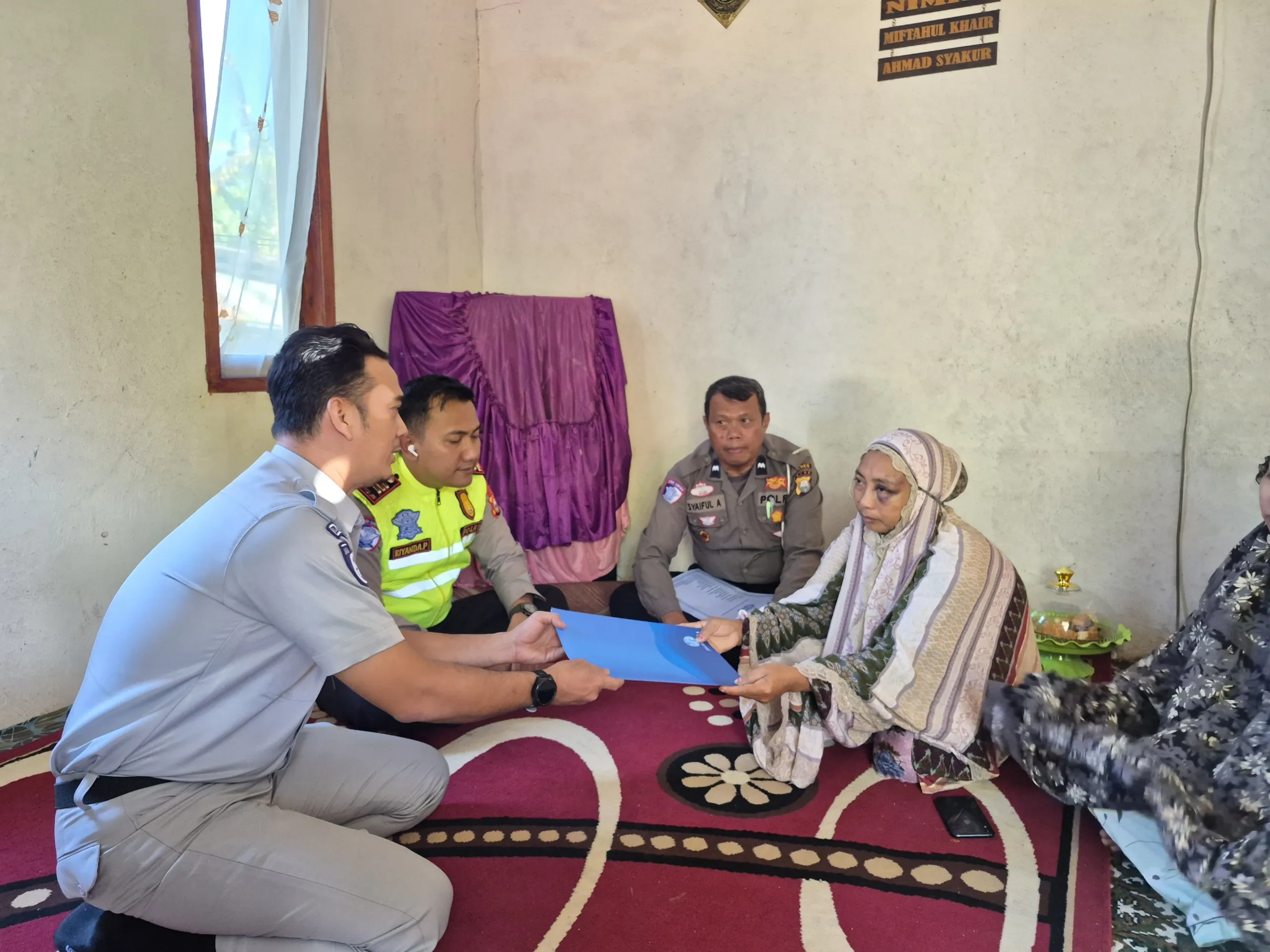 Wujud Komitmen Kemanusiaan, Satlantas Polres Bone Bersama Jasa Raharja Serahkan Santunan Korban Laka Lantas Kurang dari 2×24 Jam