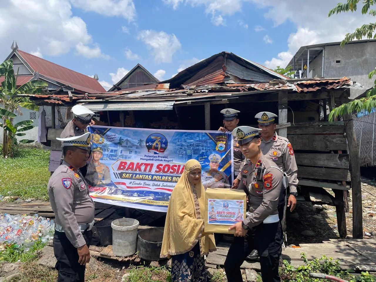 Bakti Sosial Satlantas Polres Bone: Ringankan Beban Warga Kurang Mampu di Hari Lalu Lintas Bhayangkara ke-71