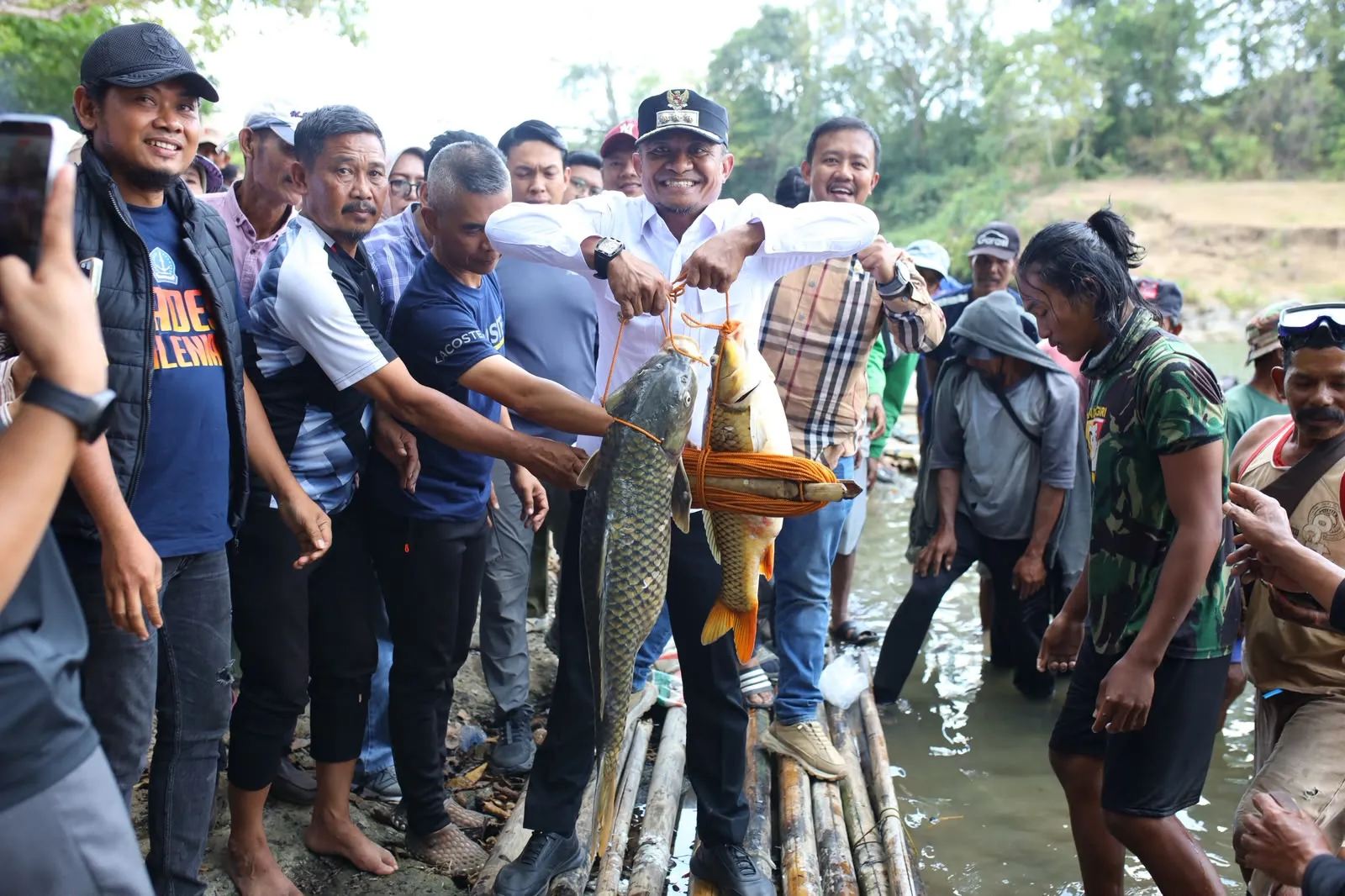 Nyaris Tanpa Sekat! Bupati Bone Nostalgia Masa Kecil Lewat Mappabaje dan Mappajala Sekaligus Salurkan 8 Ribu Benih Ikan