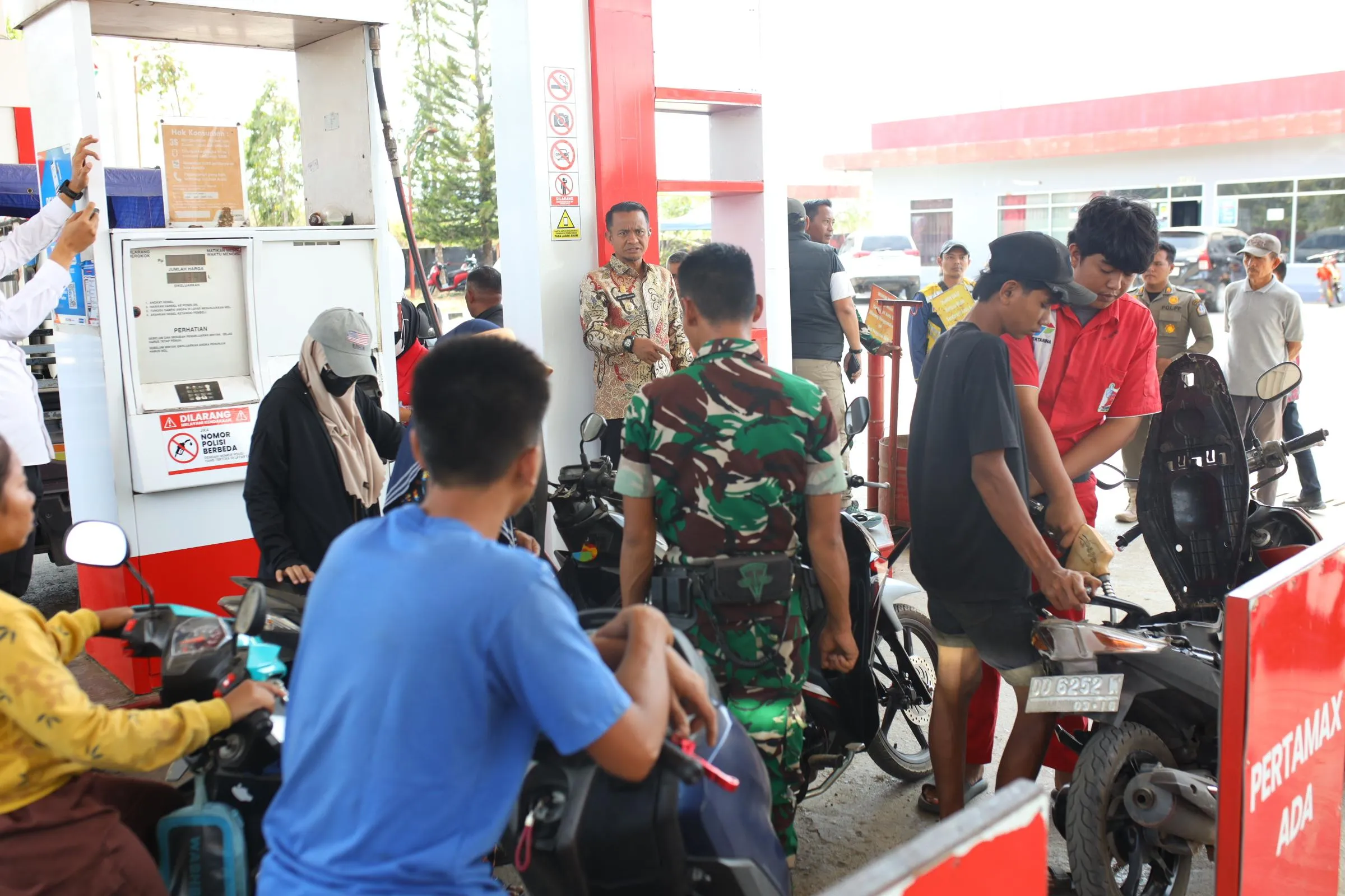 Tegas dan Responsif! Bupati Bone Turun Langsung Pantau SPBU Camming, Minta Pengelola Patuh Aturan Demi Tertibkan Antrean