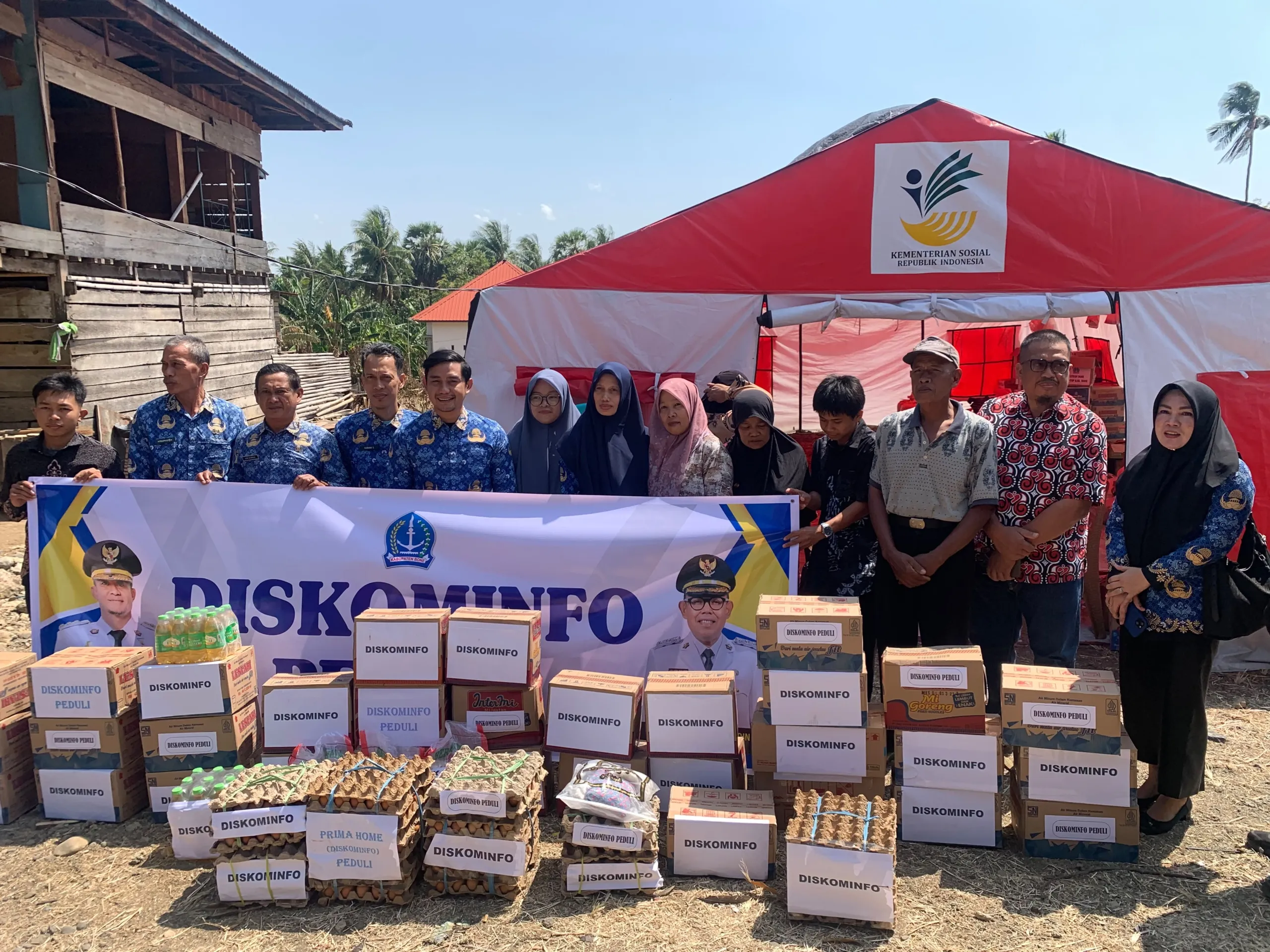 Wujud Solidaritas Kemanusiaan, Diskominfo Bone Salurkan Bantuan untuk Korban Kebakaran di Sanrangeng