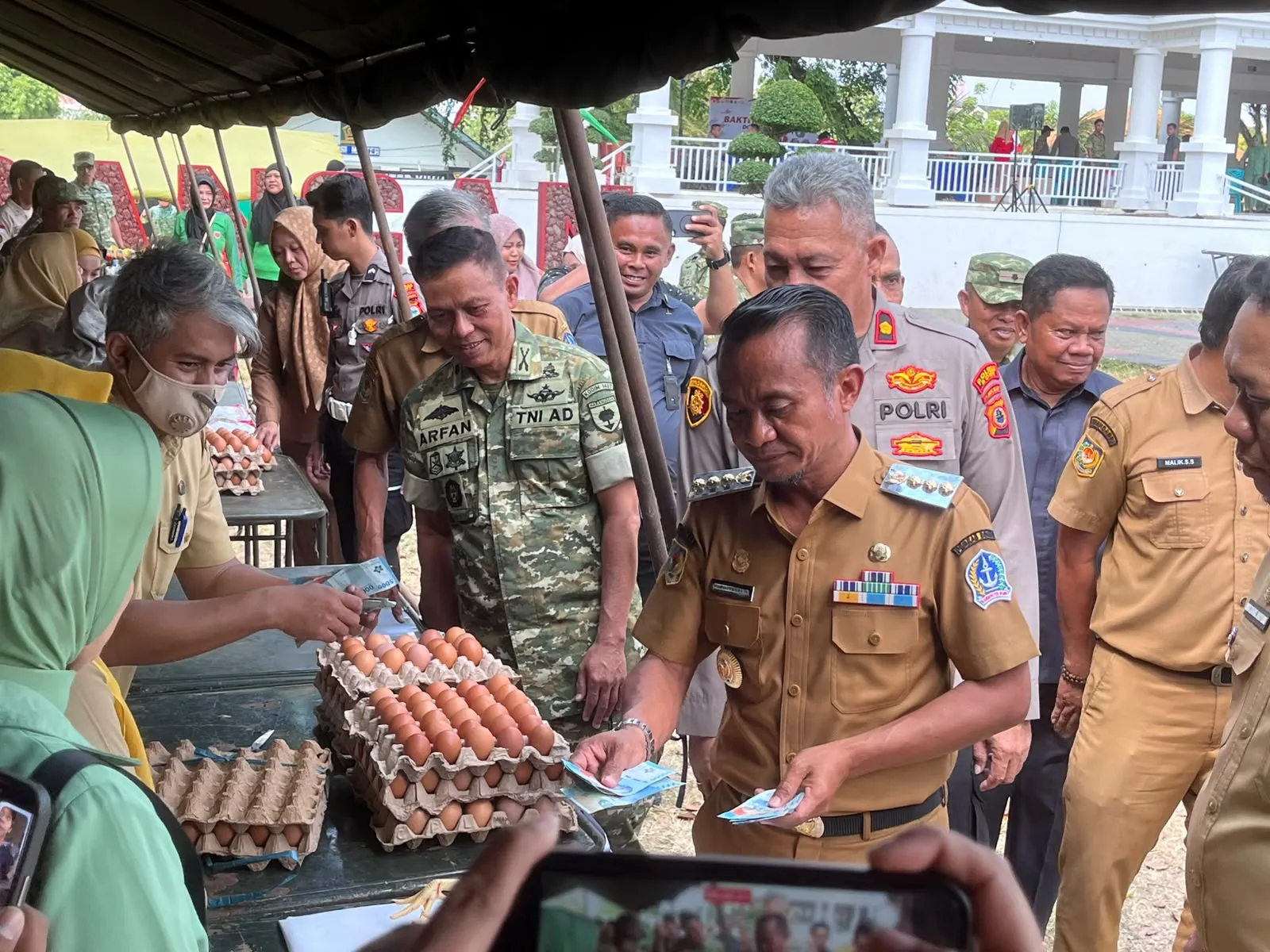 Borong Dagangan UMKM di HUT ke-81 TNI, Bupati Bone Panen Senyum Warga dan Prajurit