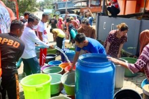 Tanggap Darurat El Nino, Bupati Bone Andi Asman Sulaiman Salurkan Langsung Bantuan Air Bersih di Polewali