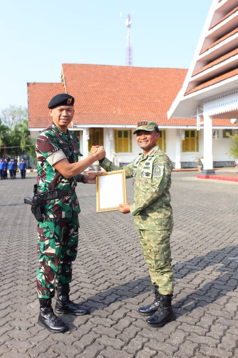 Sinergi TNI-Pemda, Bupati Bone H. Andi Asman Sulaiman Terima Brevet Kehormatan Kavaleri