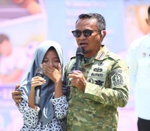 Kejutan Haru di SMAN 3 Bone: BupAAS Hadirkan Motor Listrik untuk Dua Anak Yatim Piatu di Ajang Talenta Fair
