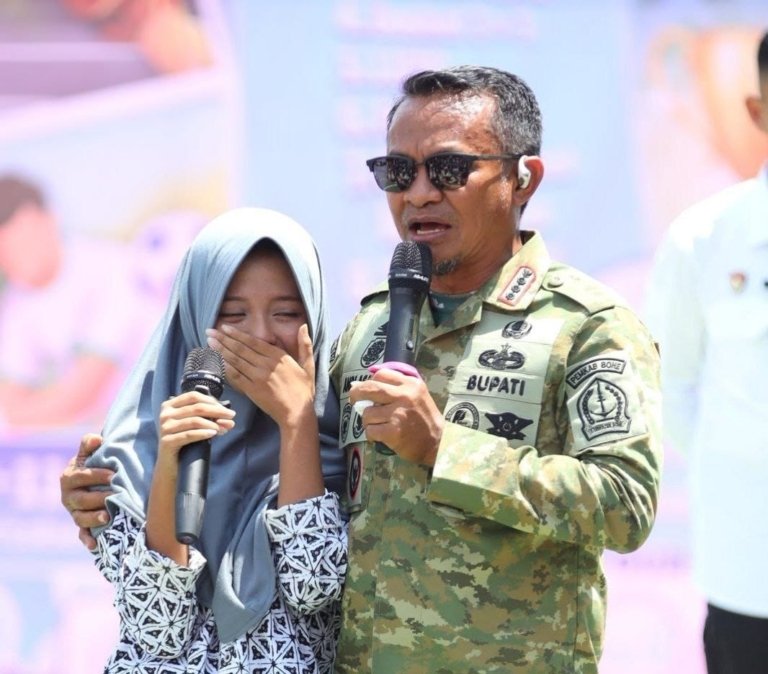 Kejutan Haru di SMAN 3 Bone: BupAAS Hadirkan Motor Listrik untuk Dua Anak Yatim Piatu di Ajang Talenta Fair