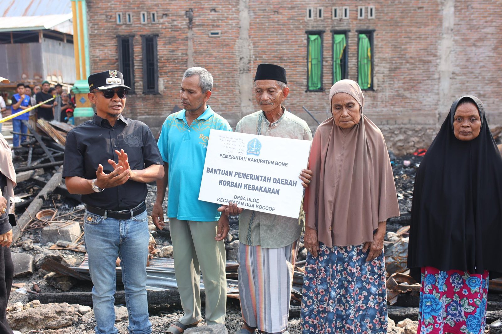 Tinjau Langsung Lokasi Kebakaran yang Renggut Korban Jiwa, Bupati Bone Salurkan Bantuan Rp40 Juta untuk Warga Uloe