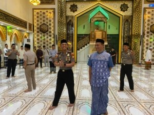 Sentuhan Humanis Kapolres Bone: Sholat Subuh Berjamaah di Masjid Songkok Recca Sambil Gelorakan Pesan Kamtibmas & Waspada Hoaks