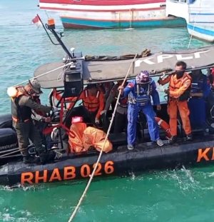 Nelayan Bone Ditemukan Mengapung di Teluk Bone, Tim SAR Gabungan Evakuasi Korban ke Pelabuhan Rakyat Bajoe