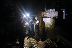 Gerak Cepat! Bupati Bone Tinjau Lokasi Kebakaran di Palakka Sekaligus Salurkan Beragam Bantuan Produktif