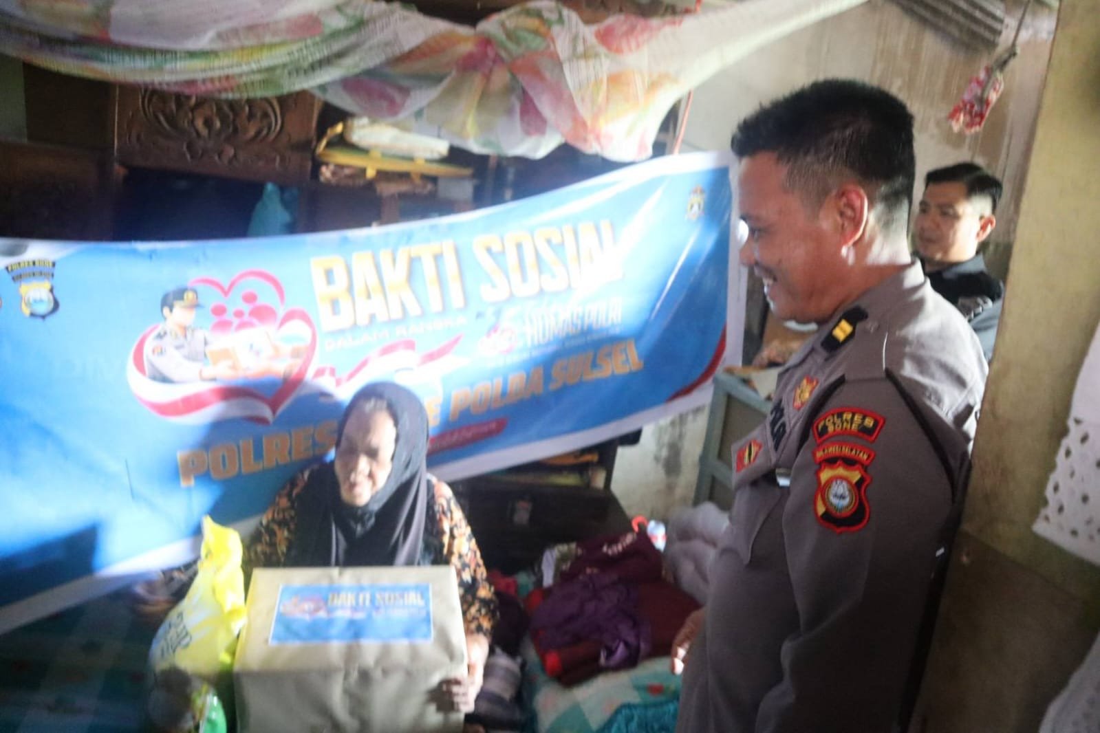 Sambut HUT ke-75 Humas Polri, Polres Bone Salurkan Bantuan Sosial ke Warga Tanete Riattang Timur