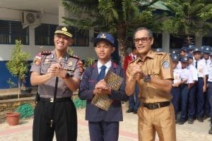 Peduli Generasi Bangsa, Kapolres Bone Bertindak Sebagai Irup di SMPN 1 Bone dan Ingatkan Bahaya Kenakalan Remaja
